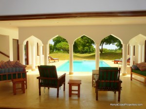 Sitting room to pool